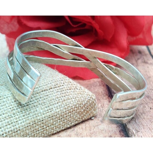Cute Silver Tone Intertwined Cuff Bracelet Hammered Smooth - Picture 2 of 11